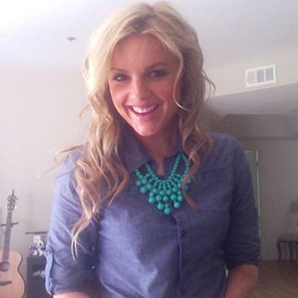 Gorgeous green and gold statement necklace - Picture 3 of 3